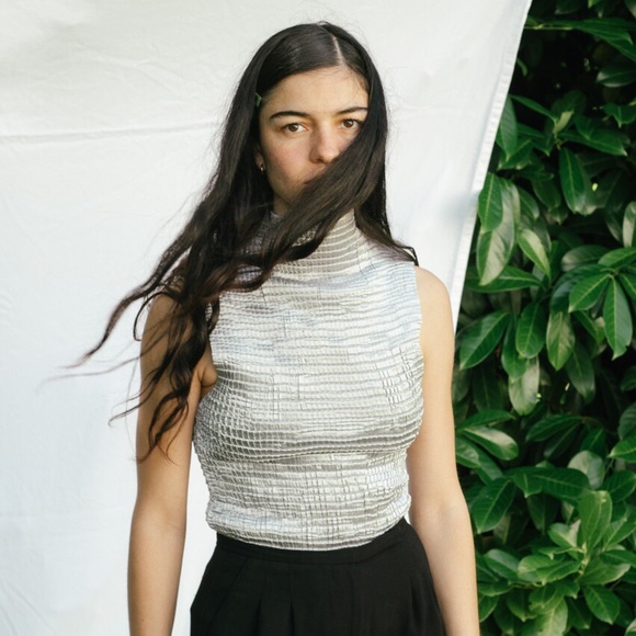 Incredible High Neck Pleated Silver Top - Picture 2 of 4